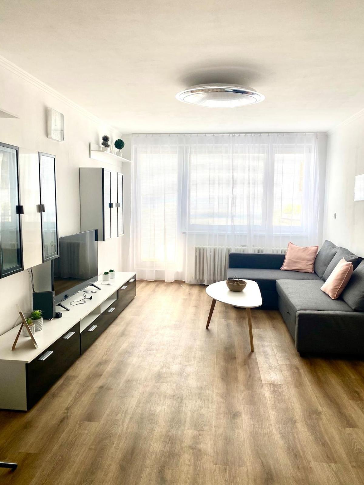 High Rise Cozy 2brd Flat