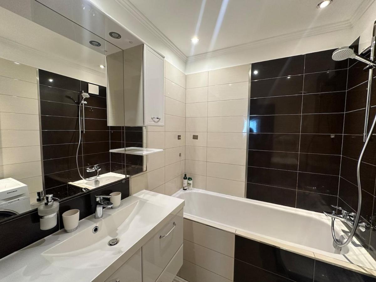 High Rise Cozy 2brd Flat Praha
